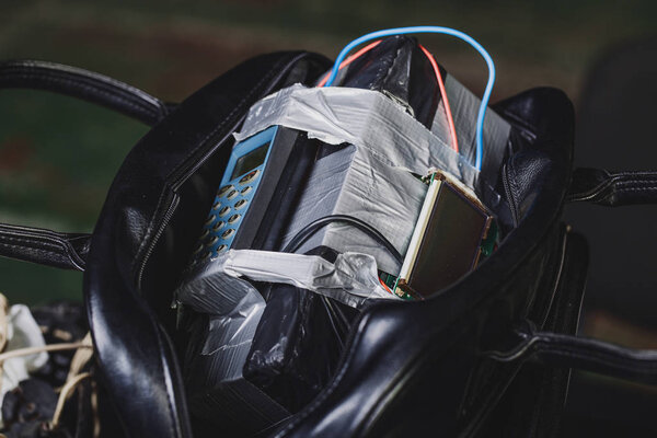 человек делает бомбу замедленного действия. терроризм и опасная концепция
.