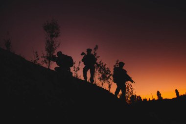 Askeri silah gece askerlerle silüeti
