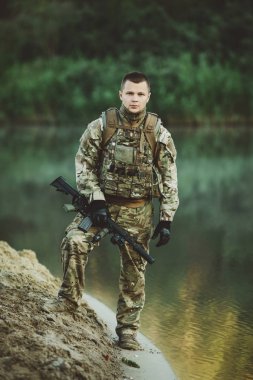 Özel Kuvvetler asker silah ile almak bölüm içinde askeri maneuv