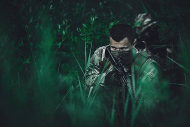 Özel Kuvvetler asker silah ile almak bölüm içinde askeri maneuv