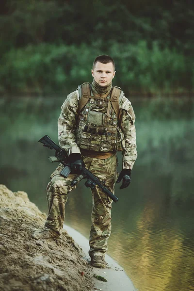 Özel Kuvvetler asker silah ile almak bölüm içinde askeri maneuv