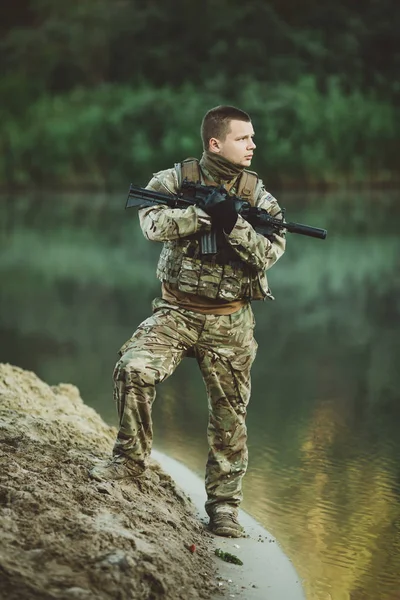 Soldados de las fuerzas especiales con armas participan en maniobras militares — Foto de Stock