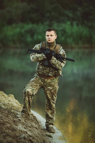 İngiliz Özel Kuvvetler asker silah ile askeri manevra katılmaktadır. Savaş, ordu, teknoloji ve insan kavramı.