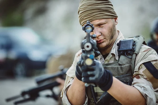 Армійський снайпер під час військової операції в горах. війна , — стокове фото