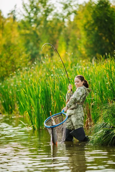 Mulher Pesca Rio — Fotografia de Stock