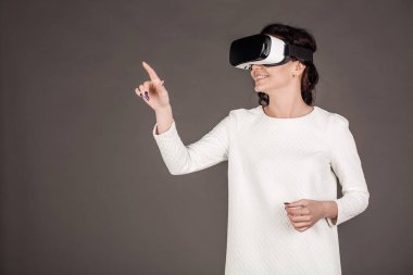 sanal gerçeklik gözlüklü kadın. VR kulaklık gözlük aygıt.