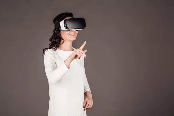 Fêmea com óculos de realidade virtual. dispositivo óculos de fone de ouvido VR . — Fotografia de Stock