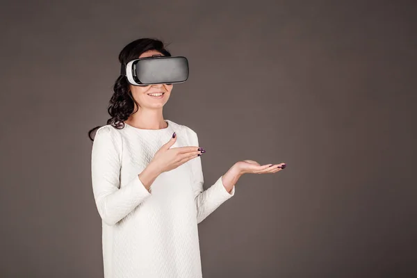 Fêmea com óculos de realidade virtual. dispositivo óculos de fone de ouvido VR . — Fotografia de Stock