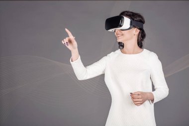 sanal gerçeklik gözlüklü kadın. VR kulaklık gözlük aygıt.