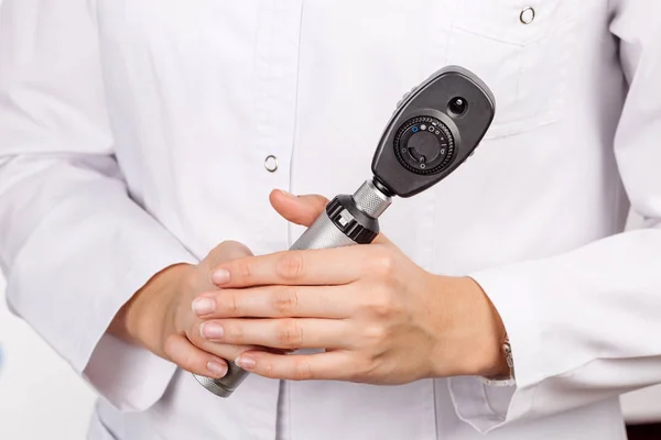 Médico segurando na mão oftalmoscópio (funduscope ). — Fotografia de Stock
