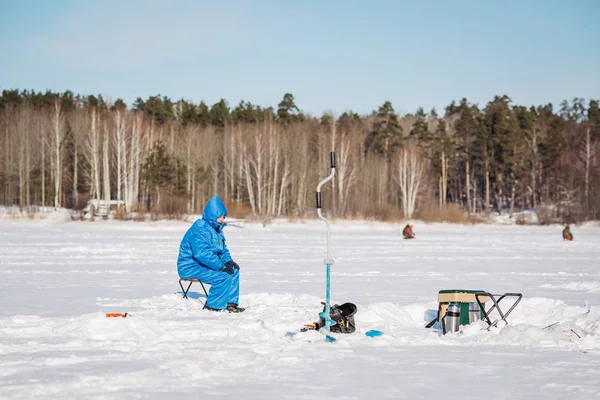 湖で冬の釣り 凍った湖のアイスドリルとアイスフィッシングロッド — ストック写真
