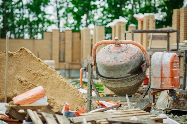 Misturador de cimento em um local de construção — Fotografia de Stock