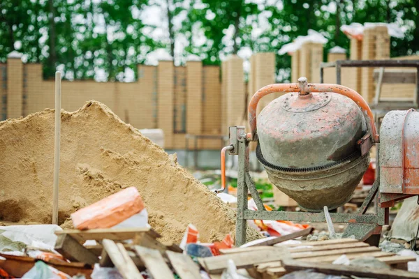 Misturador de cimento em um local de construção — Fotografia de Stock