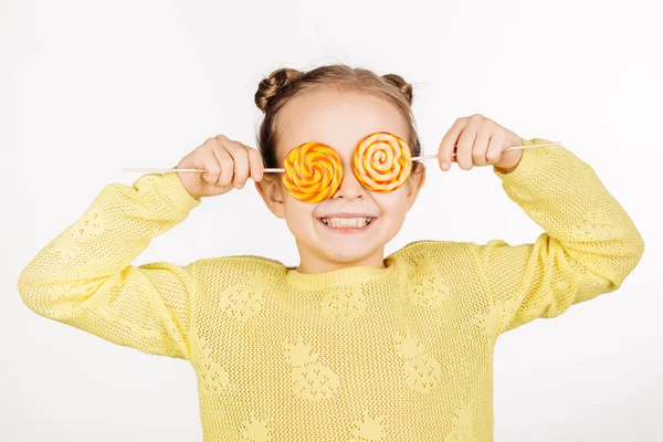 Dívka zakrývající oči lízátkem — Stock fotografie