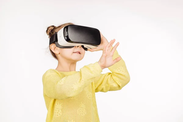 Menina com fone de ouvido realidade virtual . — Fotografia de Stock