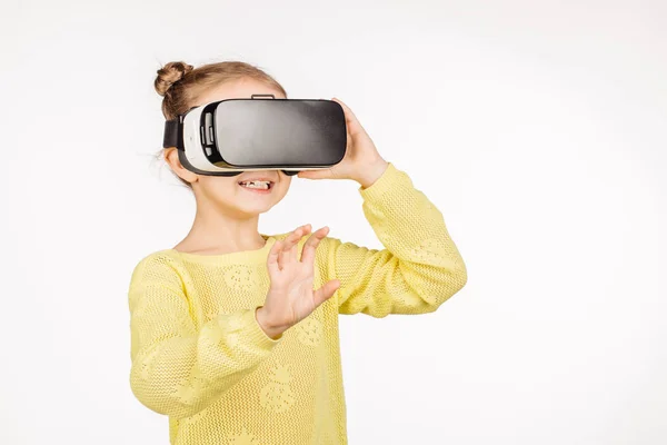 Menina com fone de ouvido realidade virtual . — Fotografia de Stock