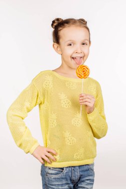 lolipop yalıyor kız