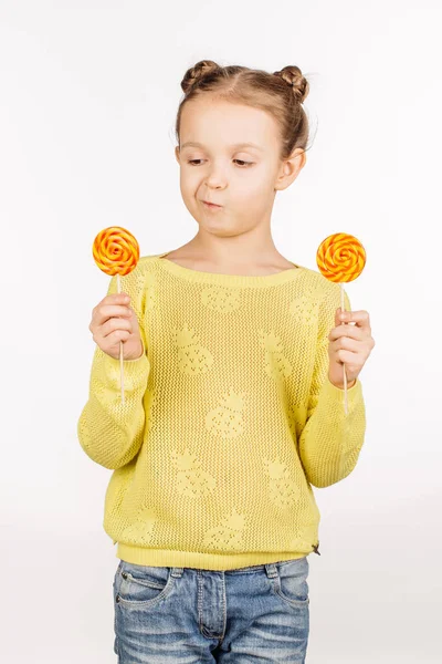 Meisje kiest tussen twee lollies — Stockfoto