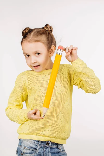 Kadın çocuk holding büyük kalem — Stok fotoğraf