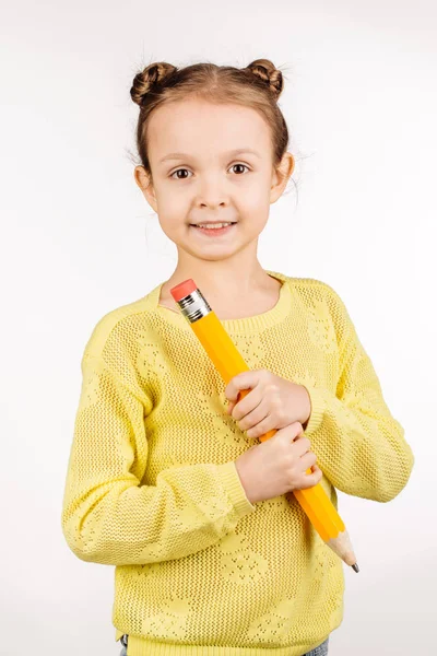 女性子供の保持巨大なペン — ストック写真