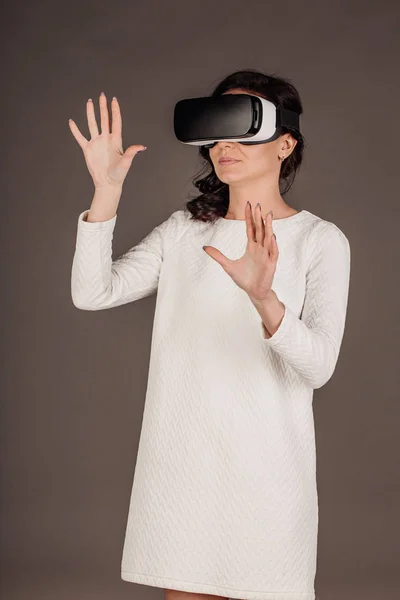 Fêmea com óculos de realidade virtual — Fotografia de Stock