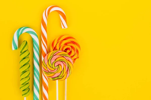 Coloridas piruletas y dulces — Foto de Stock