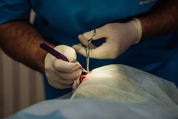 Kirurgen sätter på stygn under kosmetisk plastikkirurgi — Stockfoto