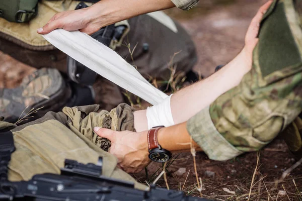 Soldados Com Armas Durante Operação Resgate Guerra Exército Tecnologia Conceito — Fotografia de Stock