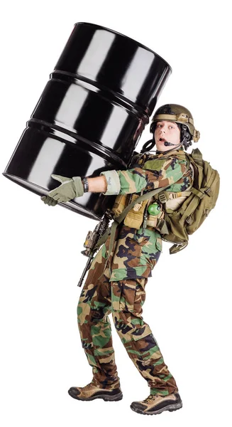 Marine Con Rifle Cargando Barril Petróleo Concepto Militar —  Fotos de Stock