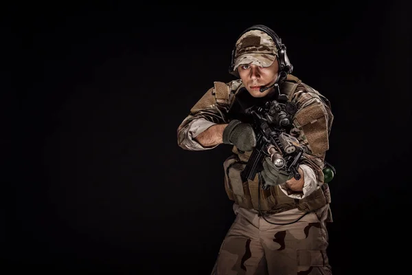 民間軍事請負業者の狙撃兵のライフルを保持しています 技術と人のコンセプトです 黒の背景に画像 — ストック写真