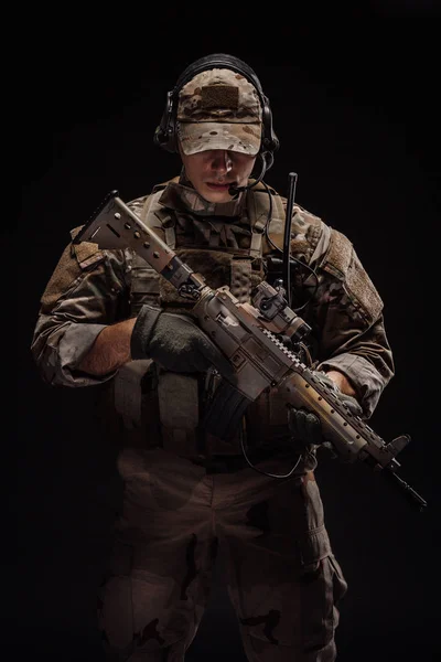 拿着狙击步枪的私人军事承包商 技术和人的概念 在黑色背景上的图像 — 图库照片