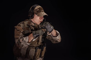 siyah bıçak asker. Savaş, ordu, silah, teknoloji ve insan kavramı. Siyah bir arka plan görüntü.