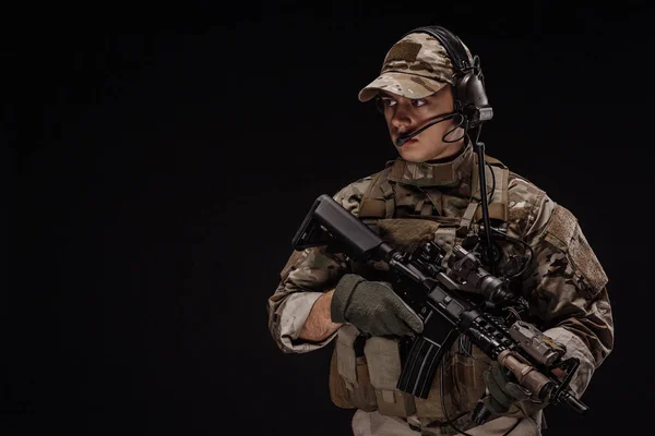 Soldato ritrattista o appaltatore militare privato in possesso di cecchino r — Foto Stock