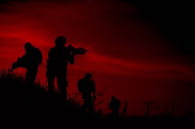Askeri silah gece askerlerle silüeti