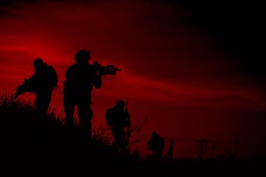 Askeri silah gece askerlerle silüeti