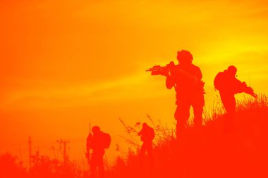 Askeri silah gece askerlerle silüeti