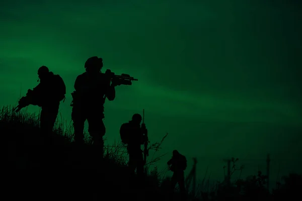 Silhouette de soldats militaires armés la nuit — Photo