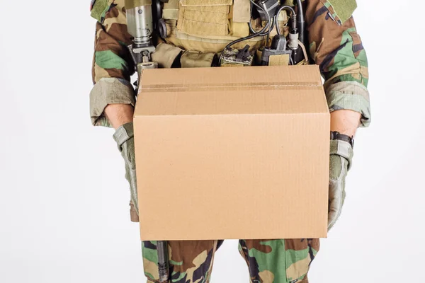 Soldat tenant boîte d'expédition — Photo