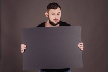 genç adam siyah boş panel holding 