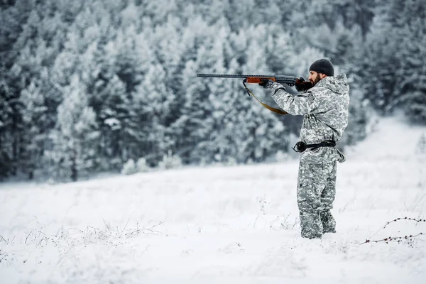 Hombre cazador en camuflaje en busca de su objetivo o presa. Invierno — Foto de Stock