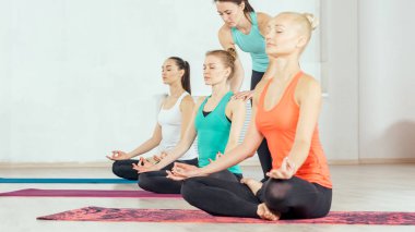 kapalı Yoga pozuyla yardımcı öğretmen