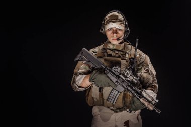 keskin nişancı tüfeği tutan özel askeri yüklenici. Savaş, ordu, silah, teknoloji ve insan kavramı. Siyah bir arka plan görüntü.