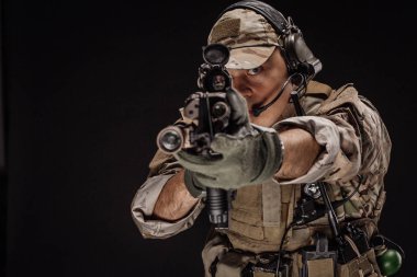 keskin nişancı tüfeği tutan özel askeri yüklenici. Savaş, ordu, silah, teknoloji ve insan kavramı. Siyah bir arka plan görüntü.