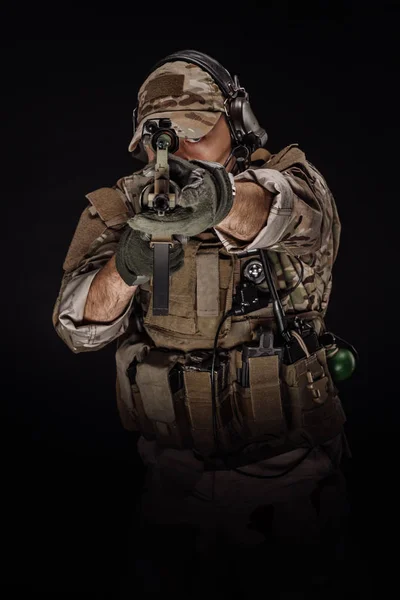 拿着狙击步枪的私人军事承包商 技术和人的概念 在黑色背景上的图像 — 图库照片