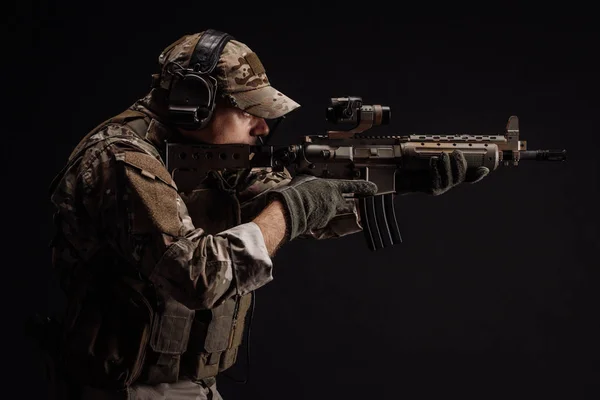 Kontraktor Militer Swasta Memegang Senapan Sniper Perang Tentara Senjata Teknologi — Stok Foto