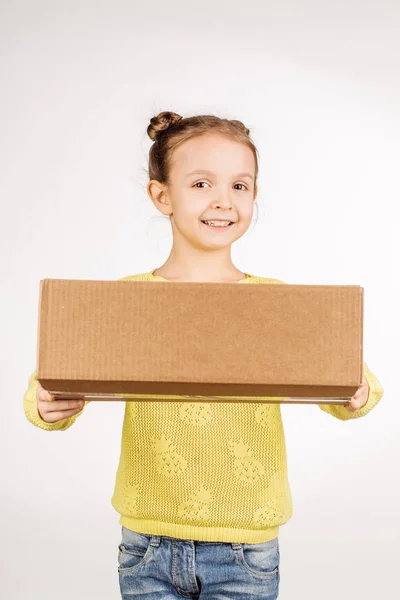 Niña Con Caja Cartón —  Fotos de Stock