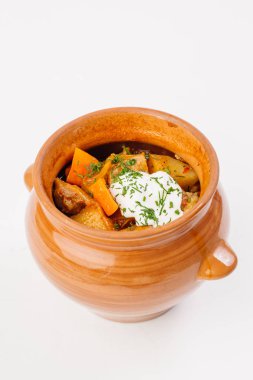 toprak kap içinde patates ile güveç