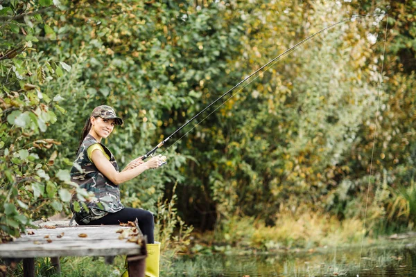 Bella donna pesci sul fiume — Foto Stock