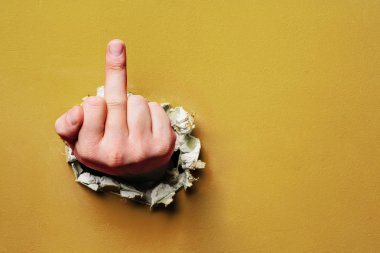 Orta parmak duvar delikten