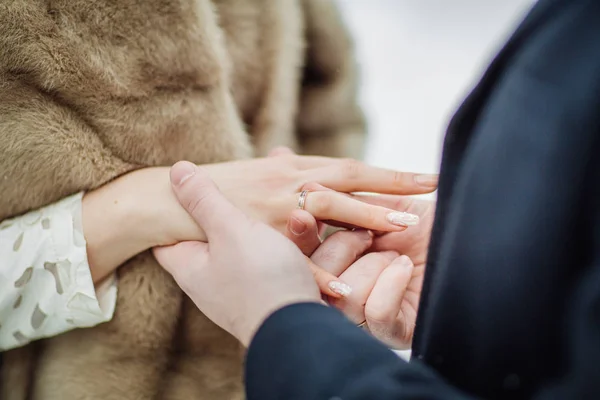 Άνθρωπος, βάζοντας το γαμήλιο δαχτυλίδι στο χέρι γυναίκα — Φωτογραφία Αρχείου